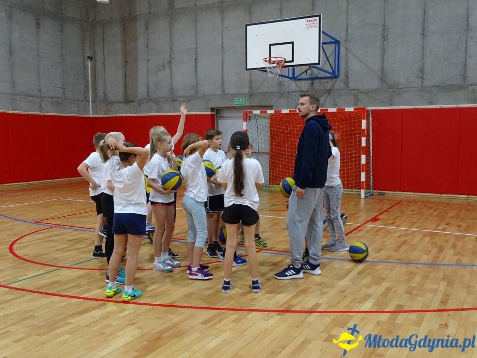 ZSJ - klasa Va SPJ - ćwiczy na nowym sprzęcie