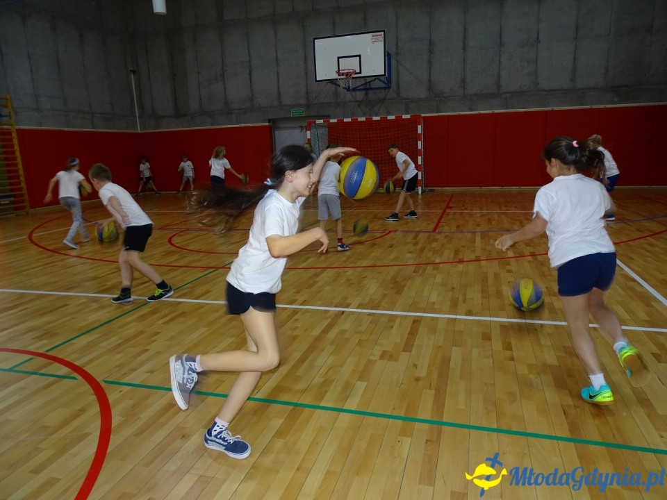 ZSJ - klasa Va SPJ - ćwiczy na nowym sprzęcie