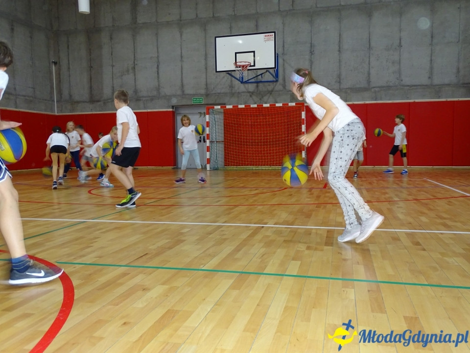 ZSJ - klasa Va SPJ - ćwiczy na nowym sprzęcie