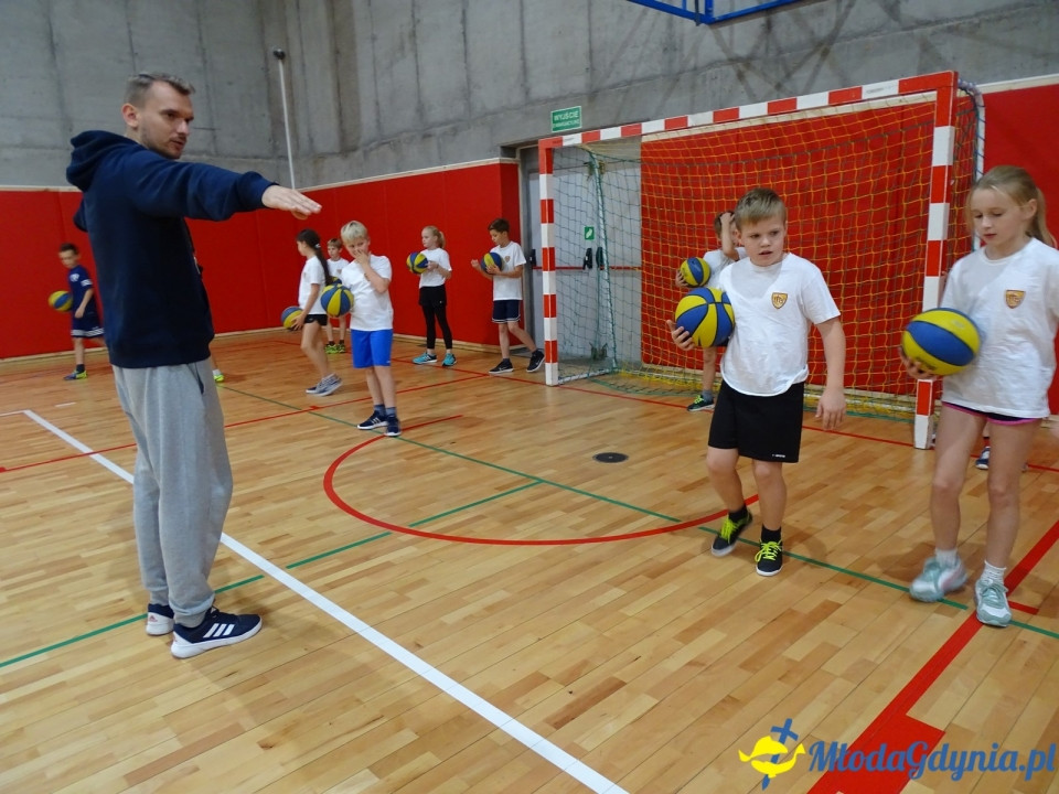 ZSJ - klasa Va SPJ - ćwiczy na nowym sprzęcie