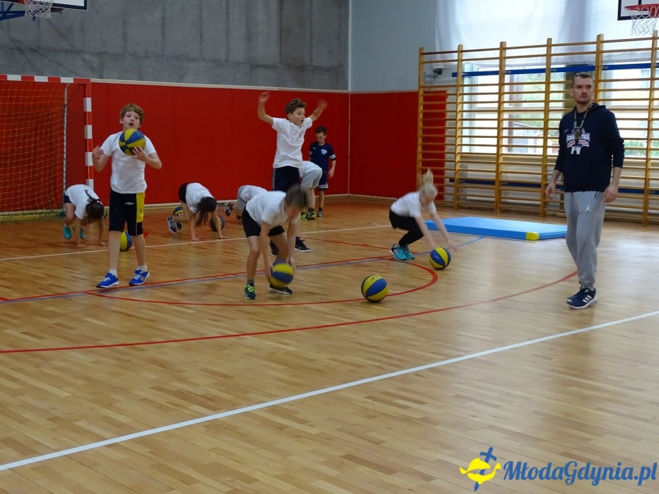 ZSJ - klasa Va SPJ - ćwiczy na nowym sprzęcie