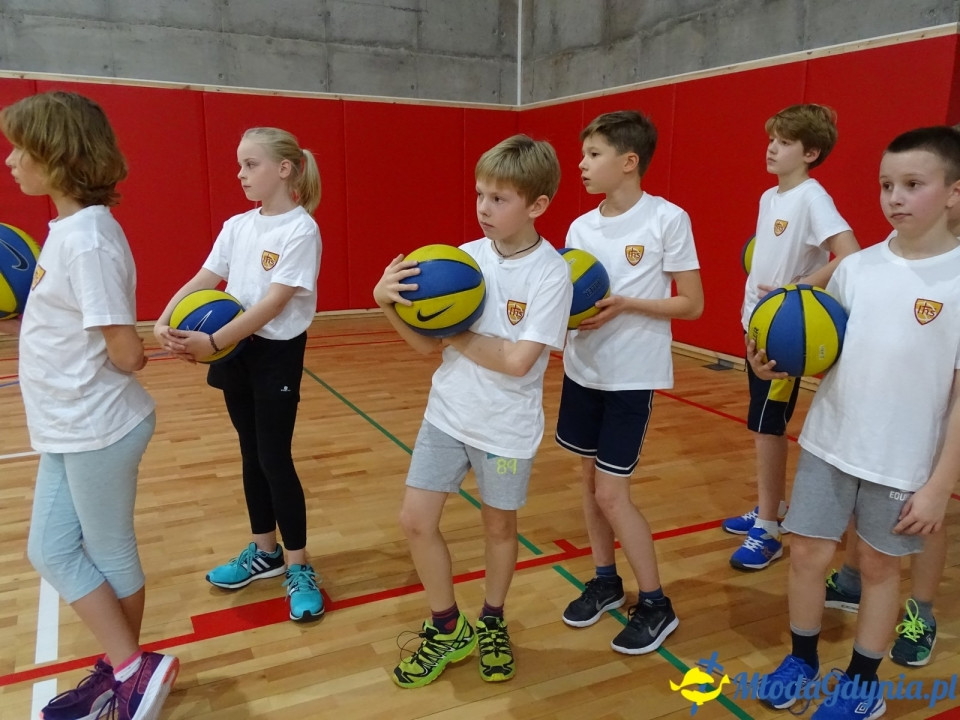 ZSJ - klasa Va SPJ - ćwiczy na nowym sprzęcie