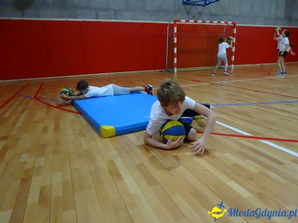 ZSJ - klasa Va SPJ - ćwiczy na nowym sprzęcie