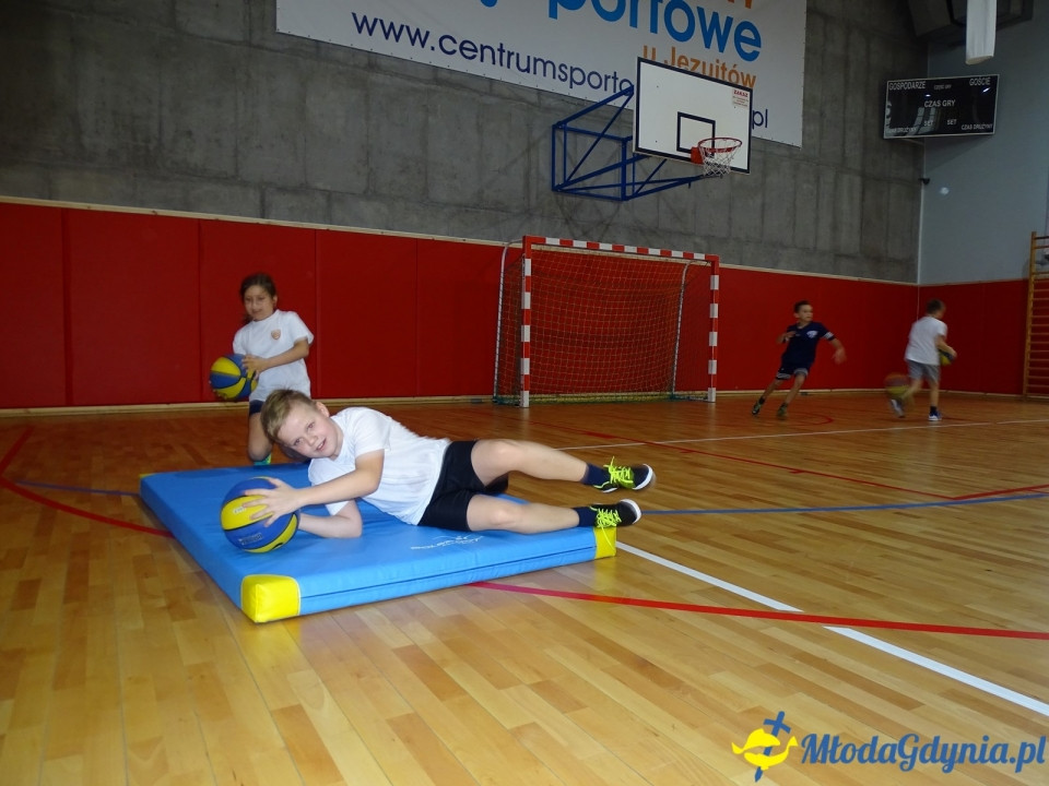 ZSJ - klasa Va SPJ - ćwiczy na nowym sprzęcie