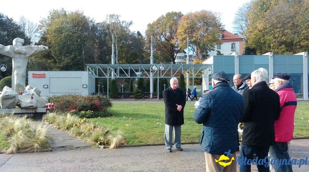 Pomorski Związek Żeglarski uczcił  1 listopada 2017 zmarłych w ostatnim roku żeglarzy