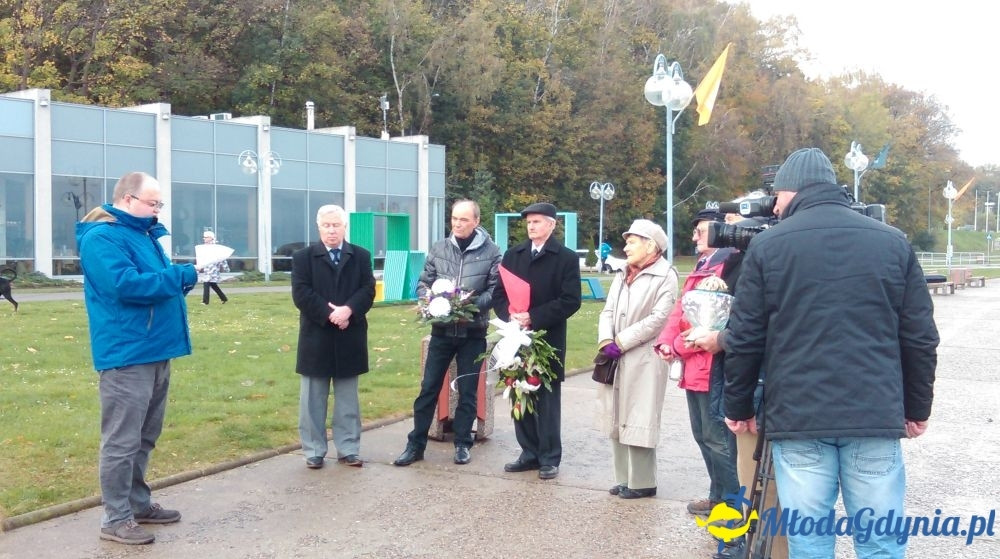 Pomorski Związek Żeglarski uczcił  1 listopada 2017 zmarłych w ostatnim roku żeglarzy