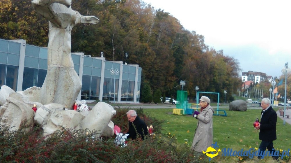 Pomorski Związek Żeglarski uczcił  1 listopada 2017 zmarłych w ostatnim roku żeglarzy