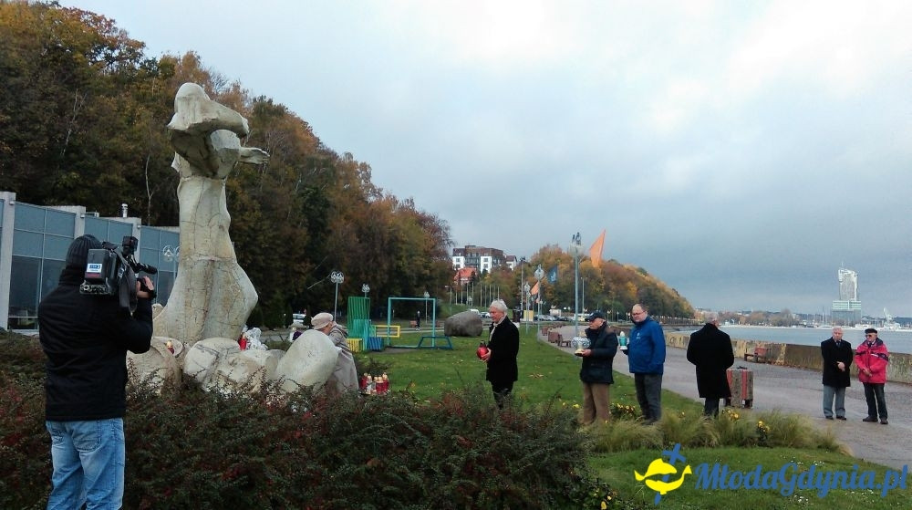 Pomorski Związek Żeglarski uczcił  1 listopada 2017 zmarłych w ostatnim roku żeglarzy