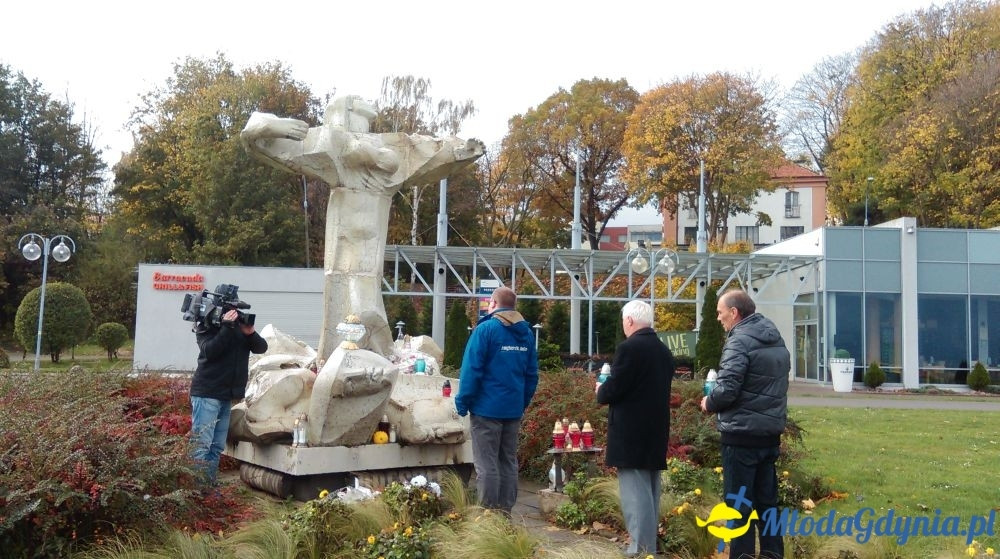 Pomorski Związek Żeglarski uczcił  1 listopada 2017 zmarłych w ostatnim roku żeglarzy