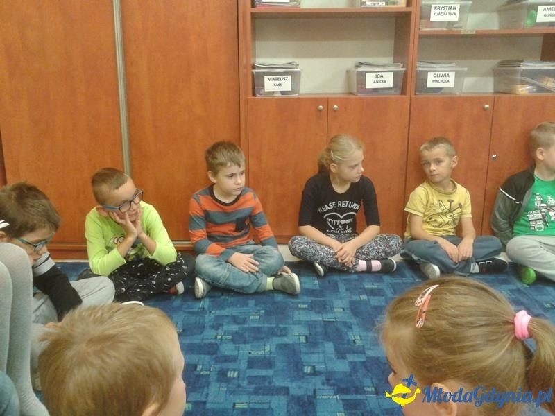 SP 28 - STARSZY CZYTA MŁODSZEMU