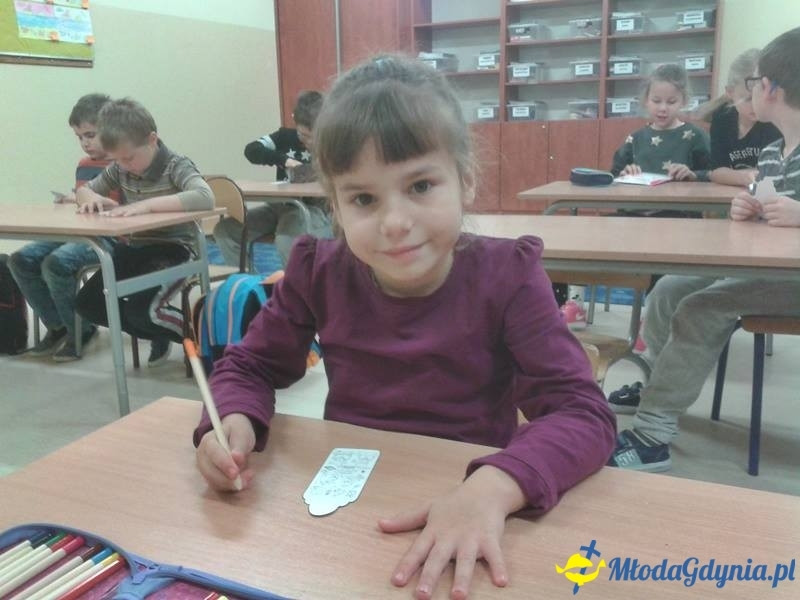 SP 28 - STARSZY CZYTA MŁODSZEMU