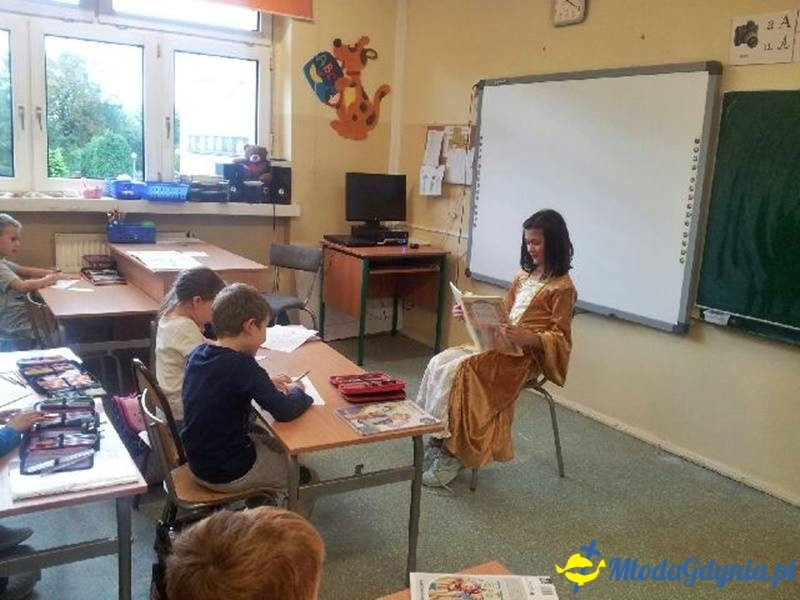 SP 28 - STARSZY CZYTA MŁODSZEMU