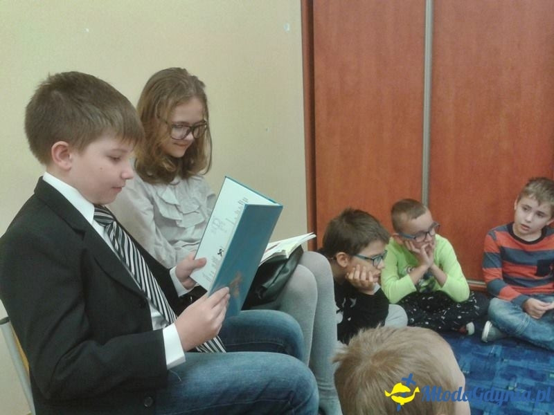 SP 28 - STARSZY CZYTA MŁODSZEMU