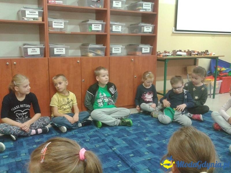 SP 28 - STARSZY CZYTA MŁODSZEMU