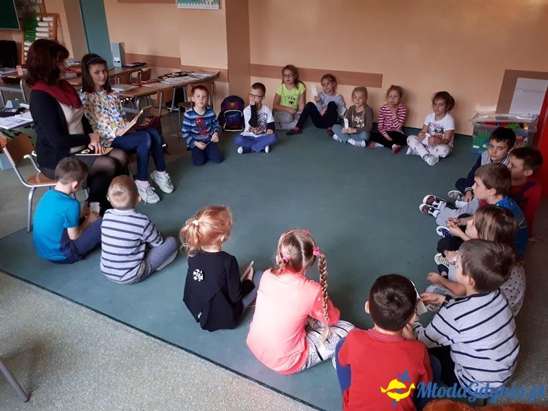 SP 28 - STARSZY CZYTA MŁODSZEMU