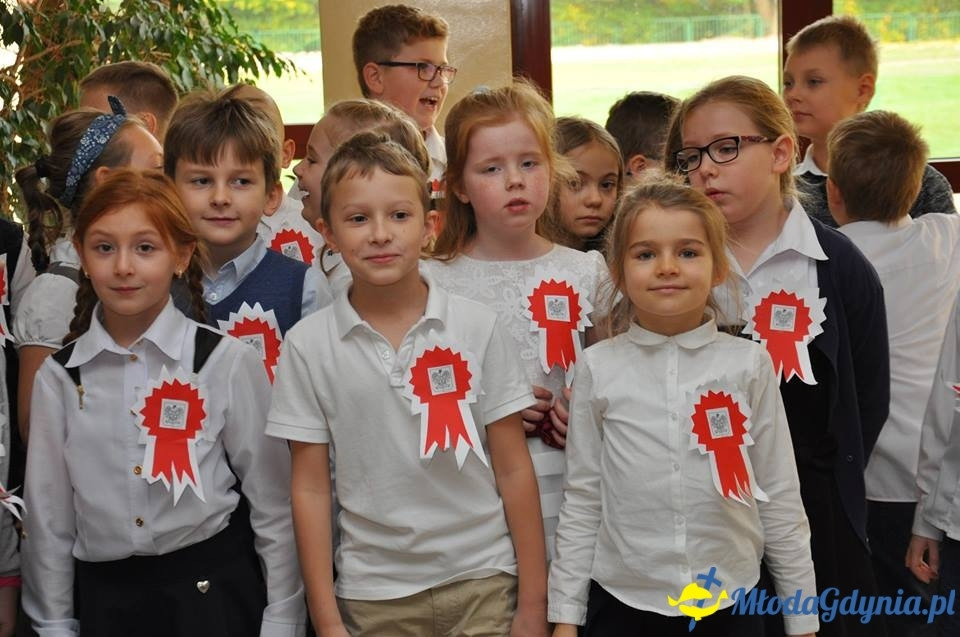 SP 28 - uroczysta akademia z okazji 99 rocznicy odzyskania przez Polskę niepodległości