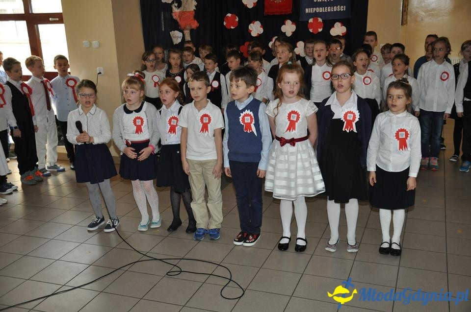 SP 28 - uroczysta akademia z okazji 99 rocznicy odzyskania przez Polskę niepodległości