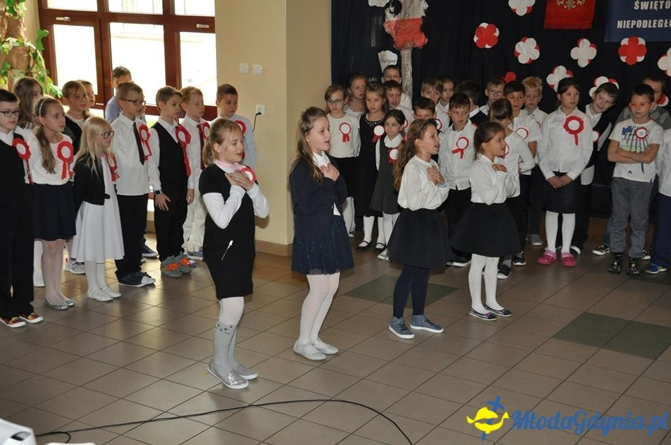 SP 28 - uroczysta akademia z okazji 99 rocznicy odzyskania przez Polskę niepodległości