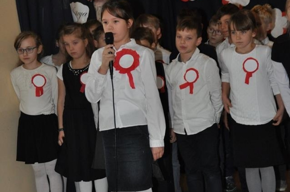 SP 28 - uroczysta akademia z okazji 99 rocznicy odzyskania przez Polskę niepodległości