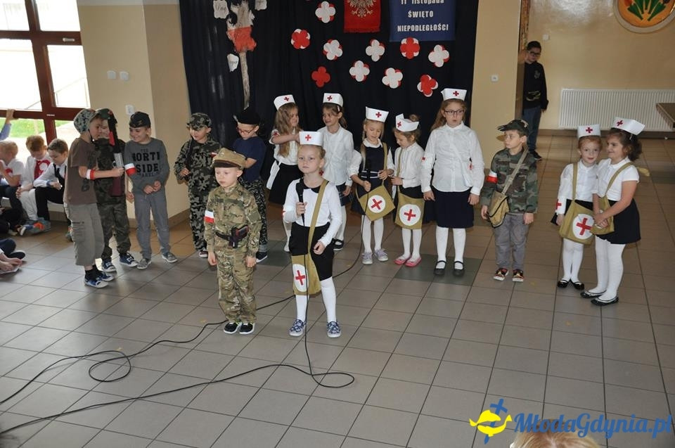 SP 28 - uroczysta akademia z okazji 99 rocznicy odzyskania przez Polskę niepodległości