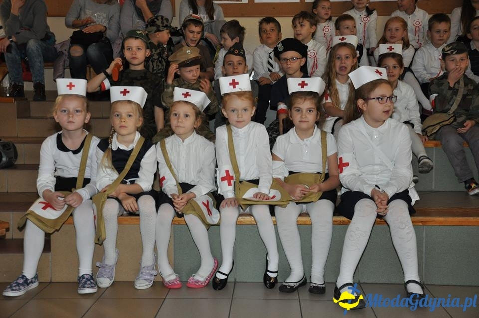 SP 28 - uroczysta akademia z okazji 99 rocznicy odzyskania przez Polskę niepodległości