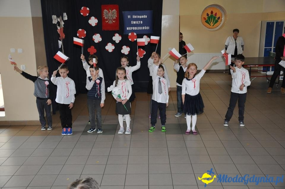 SP 28 - uroczysta akademia z okazji 99 rocznicy odzyskania przez Polskę niepodległości