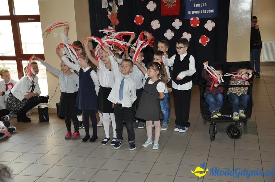 SP 28 - uroczysta akademia z okazji 99 rocznicy odzyskania przez Polskę niepodległości