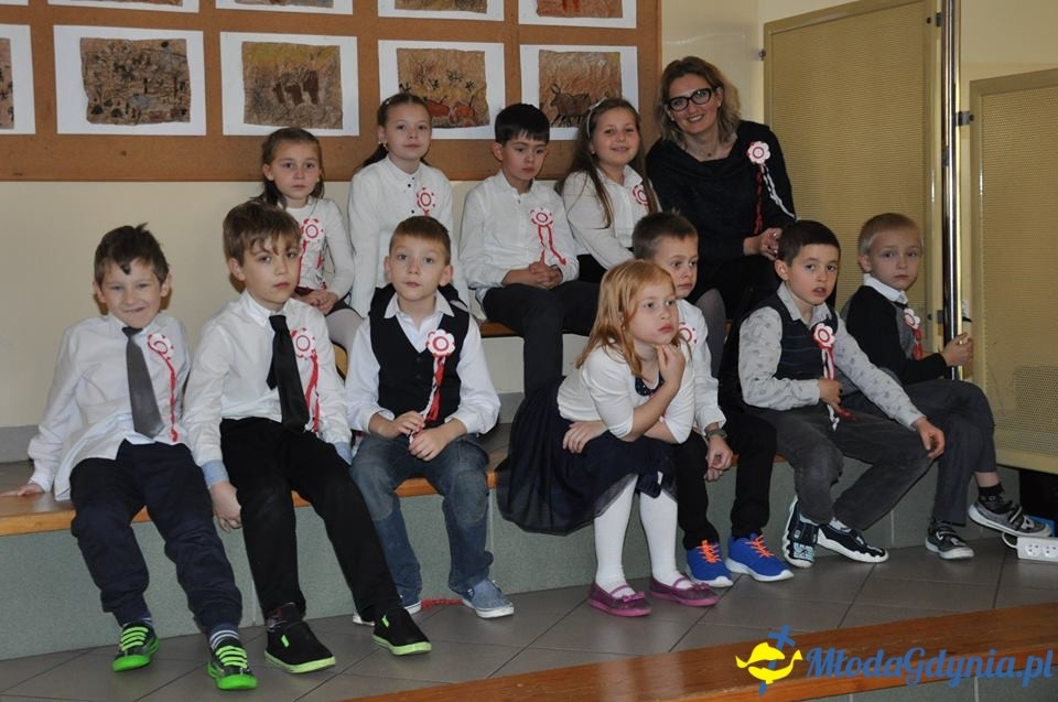 SP 28 - uroczysta akademia z okazji 99 rocznicy odzyskania przez Polskę niepodległości