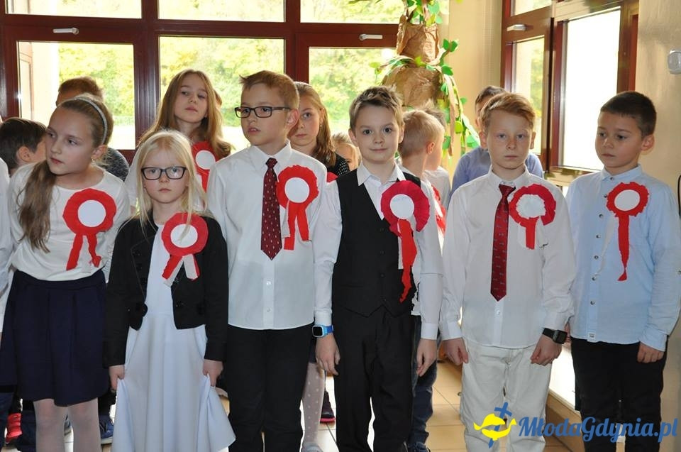 SP 28 - uroczysta akademia z okazji 99 rocznicy odzyskania przez Polskę niepodległości