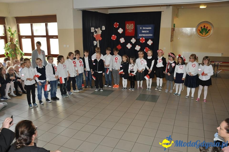 SP 28 - uroczysta akademia z okazji 99 rocznicy odzyskania przez Polskę niepodległości