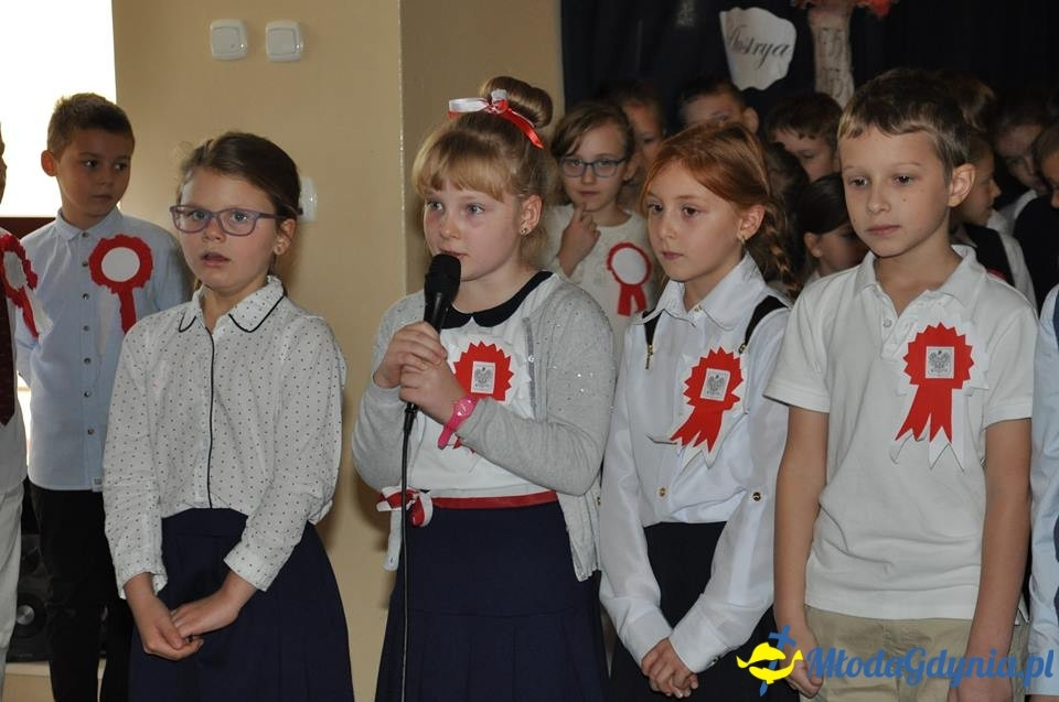 SP 28 - uroczysta akademia z okazji 99 rocznicy odzyskania przez Polskę niepodległości