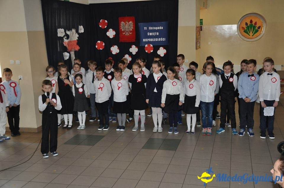 SP 28 - uroczysta akademia z okazji 99 rocznicy odzyskania przez Polskę niepodległości