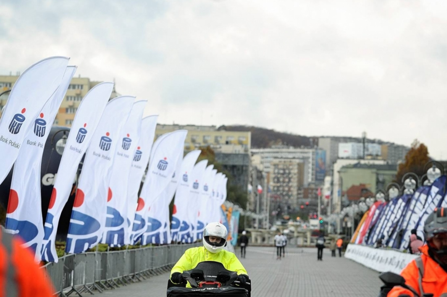 Marsz nordic walking - Bieg Niepodległości z PKO Bankiem Polskim 2017 (II)