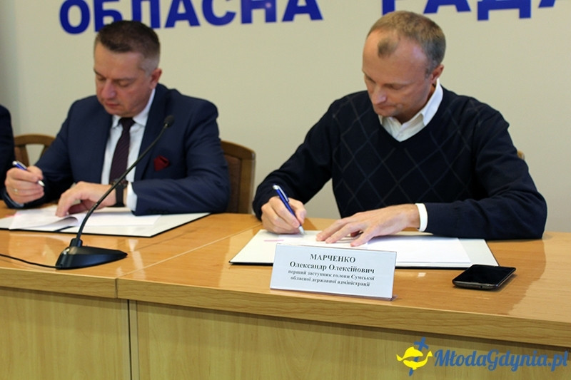 Szymon Tabakiernik podpisuje umowę na Ukrainie powołującą szkołę pilotów