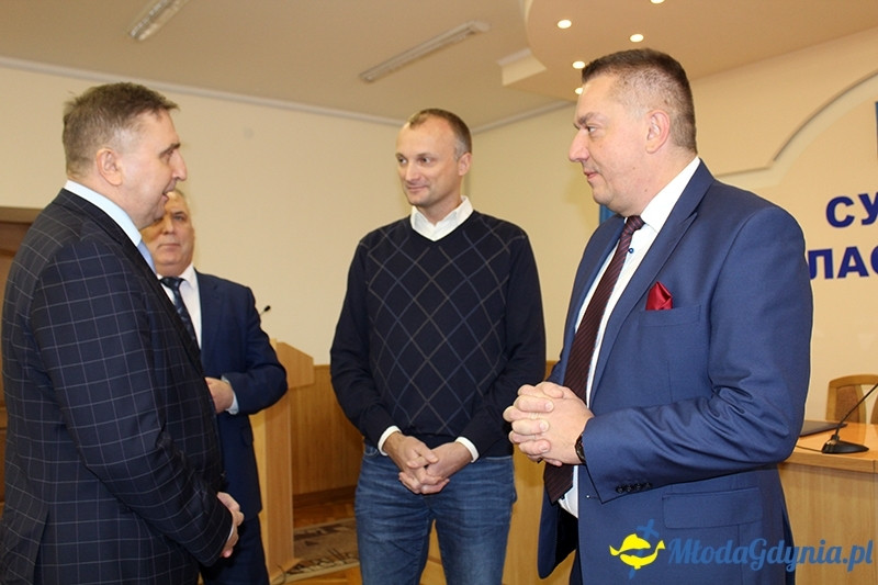 Szymon Tabakiernik podpisuje umowę na Ukrainie powołującą szkołę pilotów