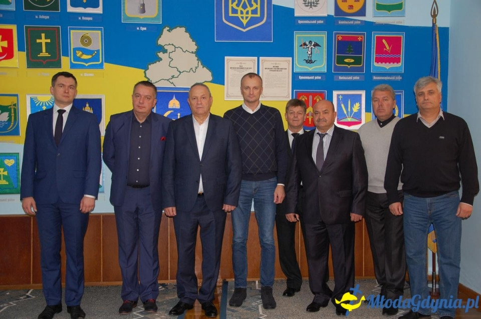 Szymon Tabakiernik podpisuje umowę na Ukrainie powołującą szkołę pilotów