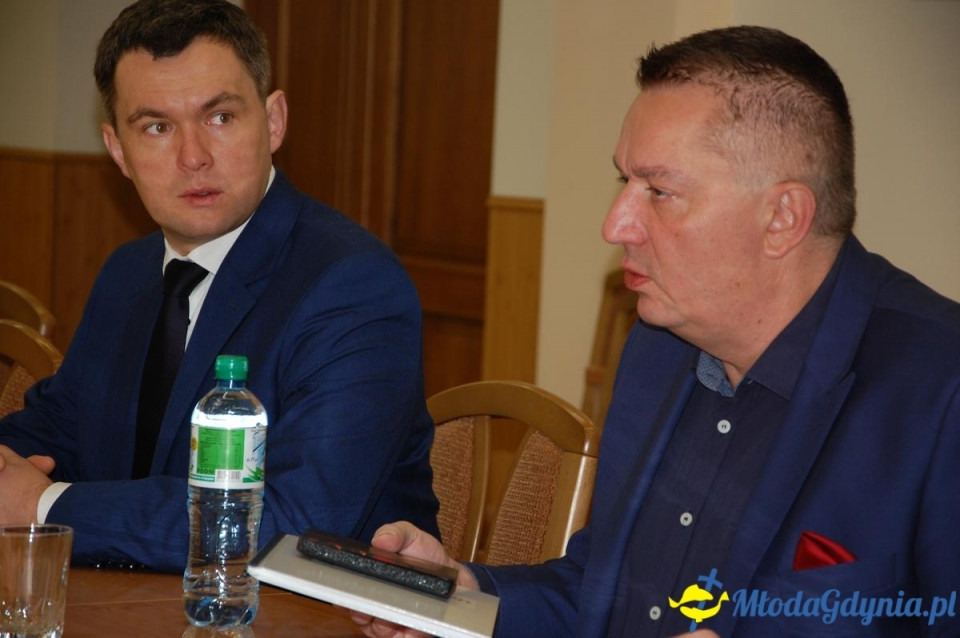 Szymon Tabakiernik podpisuje umowę na Ukrainie powołującą szkołę pilotów