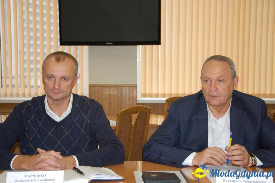 Szymon Tabakiernik podpisuje umowę na Ukrainie powołującą szkołę pilotów