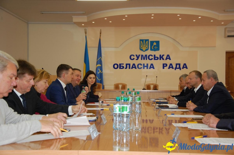 Szymon Tabakiernik podpisuje umowę na Ukrainie powołującą szkołę pilotów