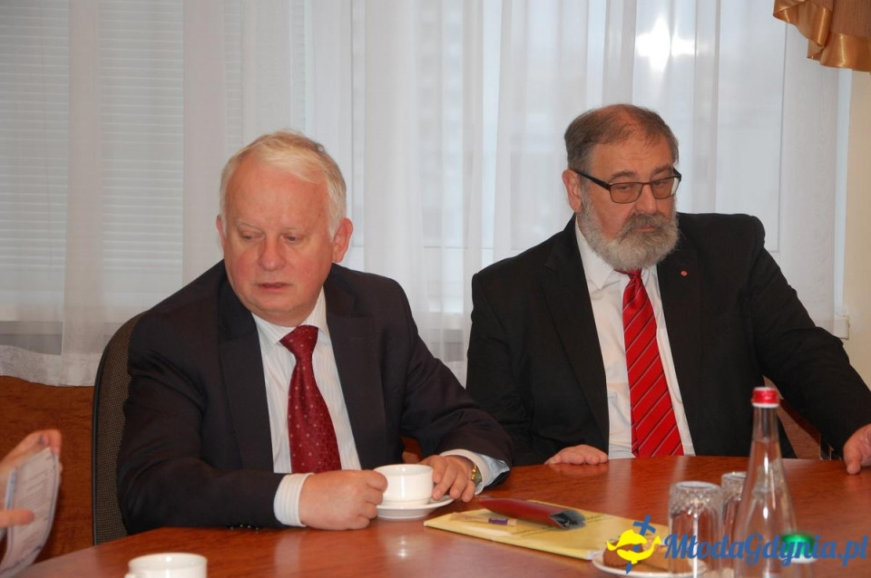 Szymon Tabakiernik podpisuje umowę na Ukrainie powołującą szkołę pilotów