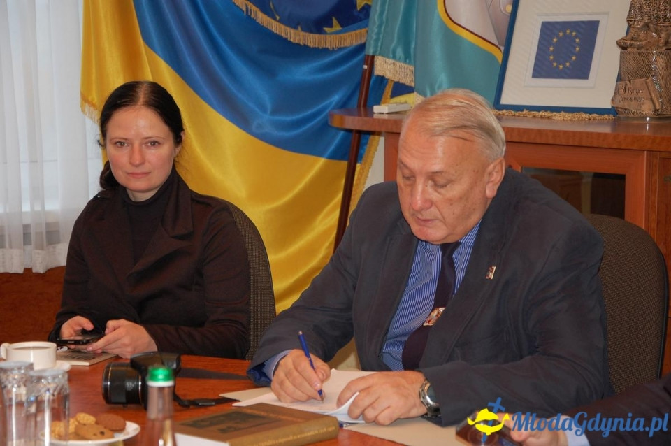 Szymon Tabakiernik podpisuje umowę na Ukrainie powołującą szkołę pilotów