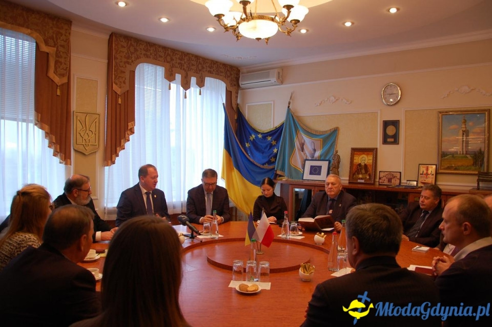 Szymon Tabakiernik podpisuje umowę na Ukrainie powołującą szkołę pilotów