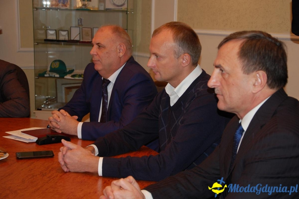 Szymon Tabakiernik podpisuje umowę na Ukrainie powołującą szkołę pilotów