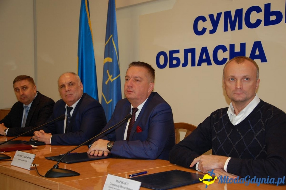 Szymon Tabakiernik podpisuje umowę na Ukrainie powołującą szkołę pilotów