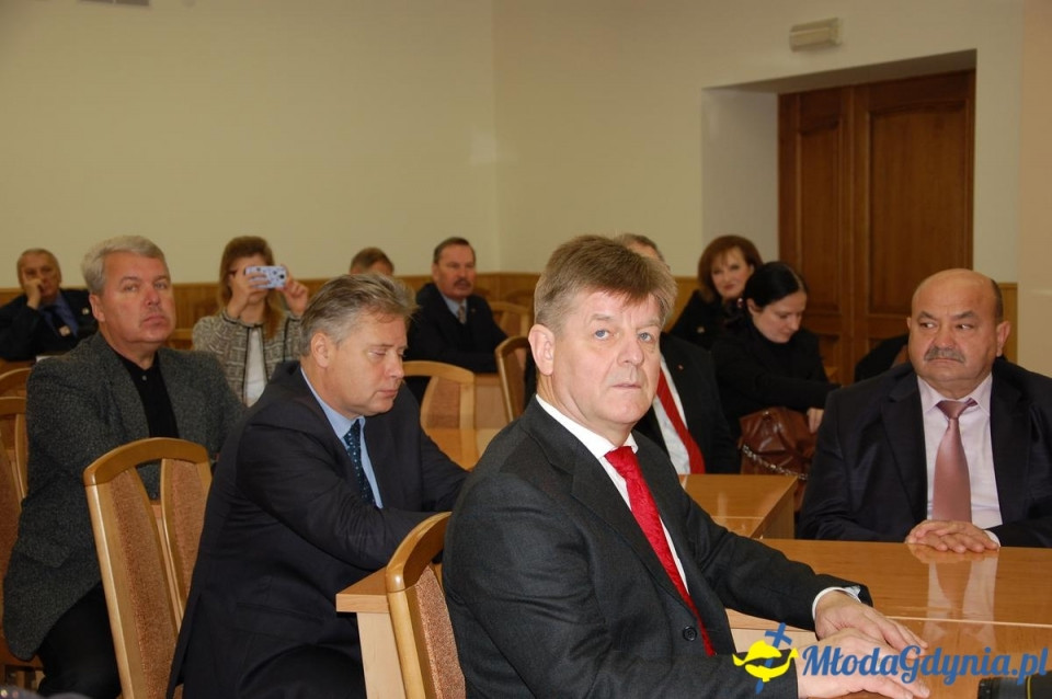 Szymon Tabakiernik podpisuje umowę na Ukrainie powołującą szkołę pilotów