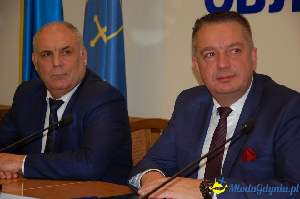 Szymon Tabakiernik podpisuje umowę na Ukrainie powołującą szkołę pilotów