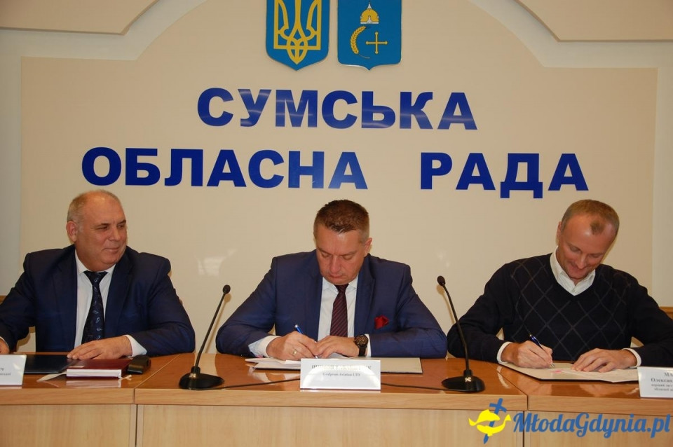 Szymon Tabakiernik podpisuje umowę na Ukrainie powołującą szkołę pilotów