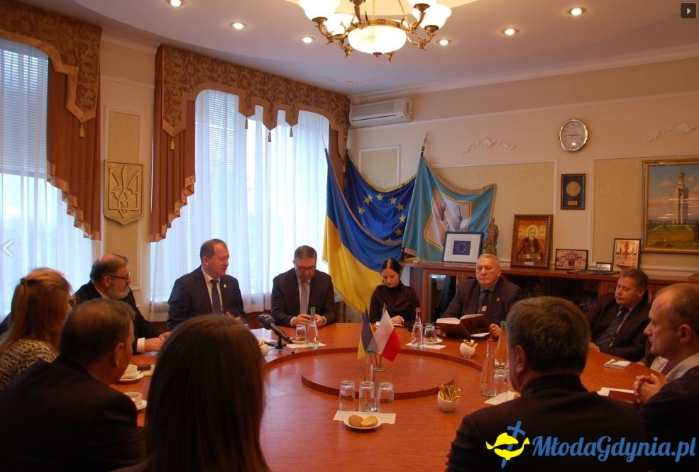 Szymon Tabakiernik podpisuje umowę na Ukrainie powołującą szkołę pilotów