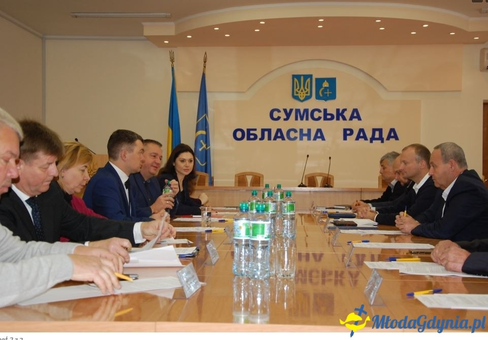 Szymon Tabakiernik podpisuje umowę na Ukrainie powołującą szkołę pilotów