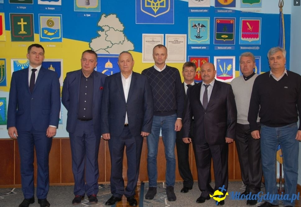 Szymon Tabakiernik podpisuje umowę na Ukrainie powołującą szkołę pilotów